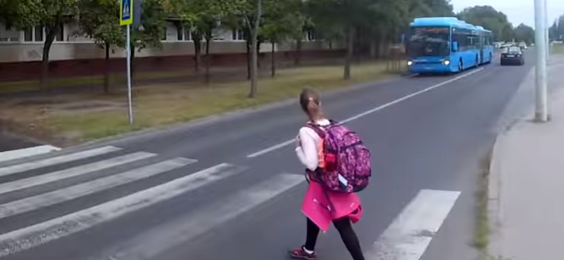 Vizsgálat indult a Kőbányán majdnem gyereket gázoló buszos ügyében – videó