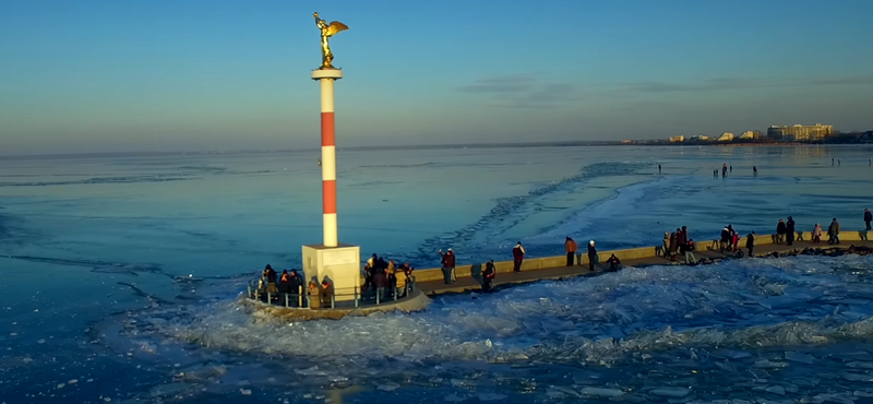 Fentről is gyönyörű a befagyott Balaton - videó