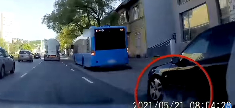 Videó van róla, ahogyan álló BKV-buszba rohant egy autós Budapesten