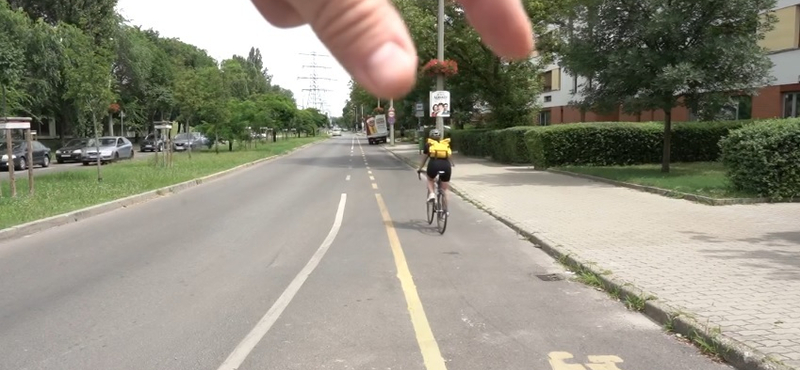 A bicikliseket akarták oktatni a rendőrök, de a szabálytalanul parkoló teherautó nem tűnt fel nekik