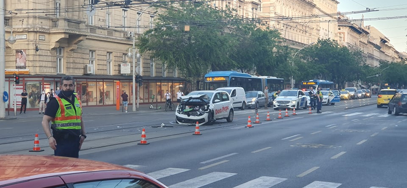 Pizzafutár-autó ütközött össze egy mentővel a Nyugatinál