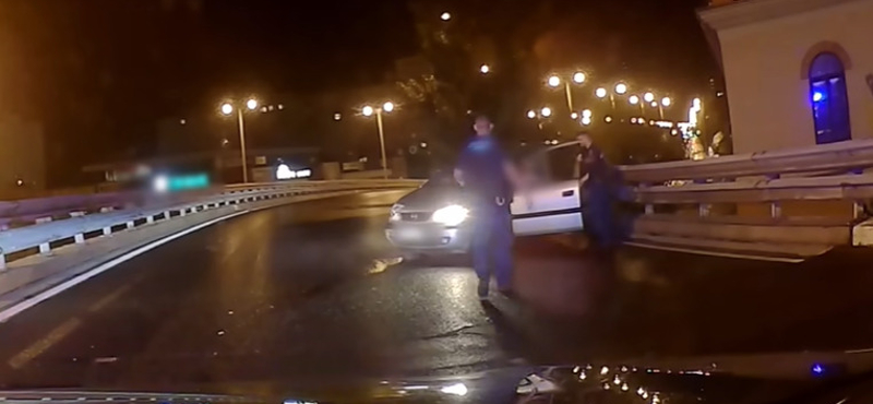 Vádat emeltek az autós ellen, aki ittasan száguldozott az Árpád hídon, és a rendőrök előtt csapódott a szalagkorlátnak