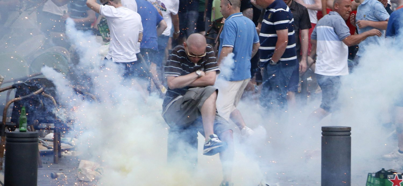 Videó: A stadionban lőtték jelzőrakétával az oroszok az angolokat