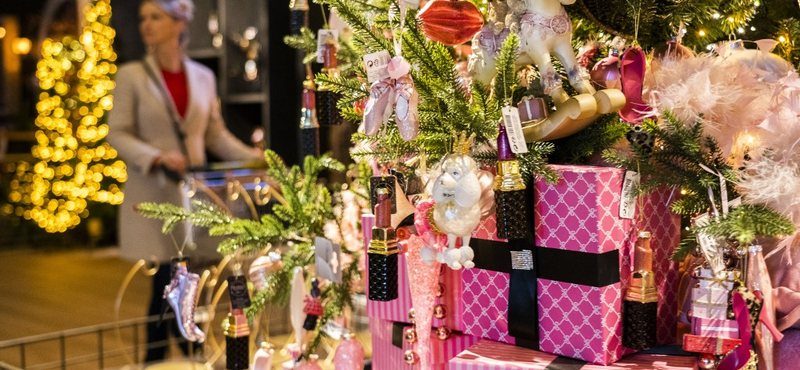 A nők többet költenek idén karácsonyi ajándékokra, mint a férfiak