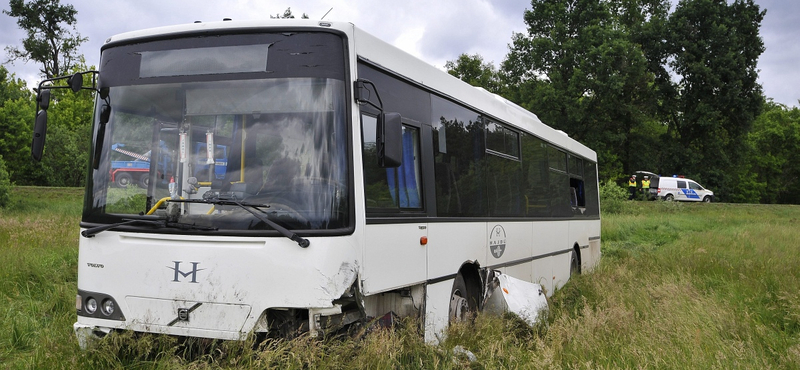 Így tört össze a szántóföldre sodródott Volán-busz – fotók