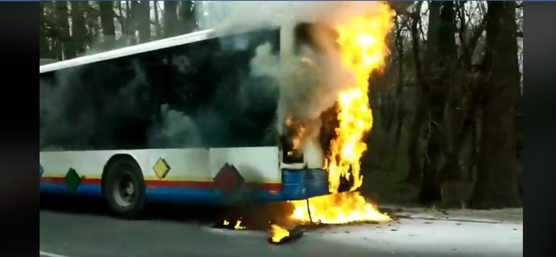 Lángolt egy busz vasárnap Hévíznél - videó