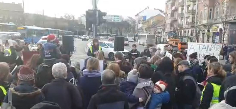 Félpályás útlezárással tiltakoztak a NAT ellen a Széll Kálmán téren – videó