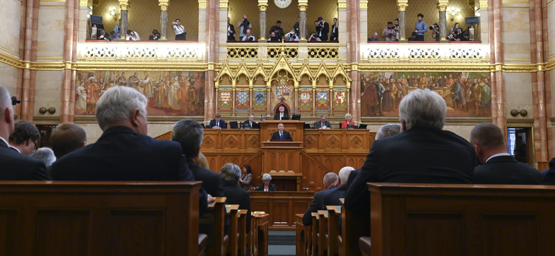 Sürgősséggel tárgyalja meg az Országgyűlés a miniszterelnök és a miniszterek fizetését