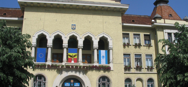 Kétnyelvű utcatáblákat tettek ki Marosvásárhelyen, a román nacionalisták vezetője feljelentést tett