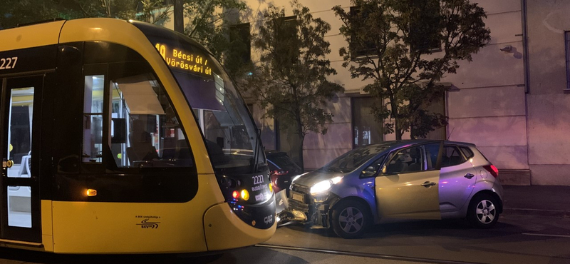 Autóval ütközött a 19-es villamos