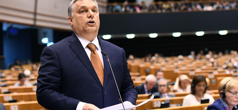 Orbánt saját elvbarátai is támadták, miközben a védhetetlent próbálta védeni