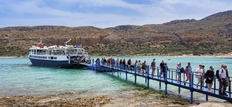 Visszaépítették a mobil stéget, már nem kell a turistáknak nyakig elmerülve partra evickélniük Kréta egyik legszebb strandján – videó