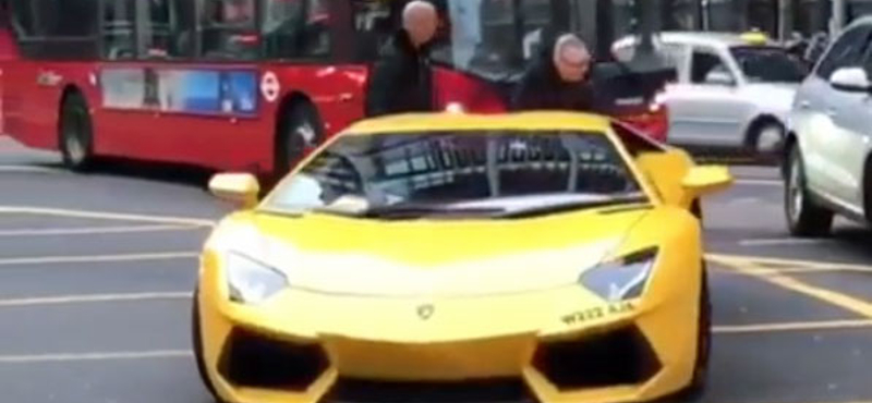 Videó: kifogyott a benzin a Lamborghiniből, úgy kellett arrébb tolni a kereszteződésben