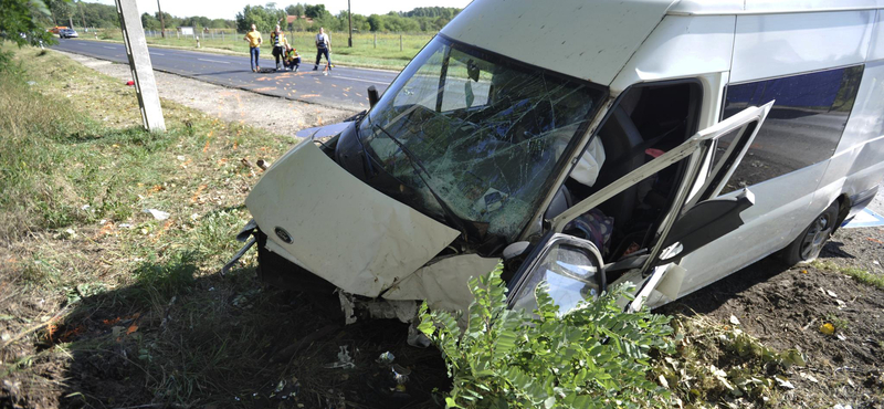 Ketten meghaltak, amikor kisbusz csapódott egy buszmegállóba Nyársapátnál