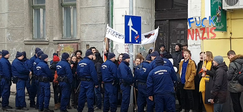 "Fuck nazis!" - antifasiszták tüntetnek a Becsület napi megemlékezés miatt Budapesten - videó