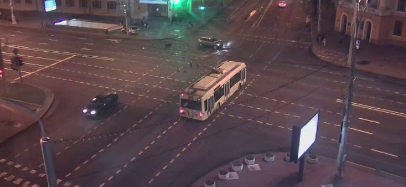 Nyílegyenesen ment le az autó a metrólépcsőn, miután karambolozott – videó