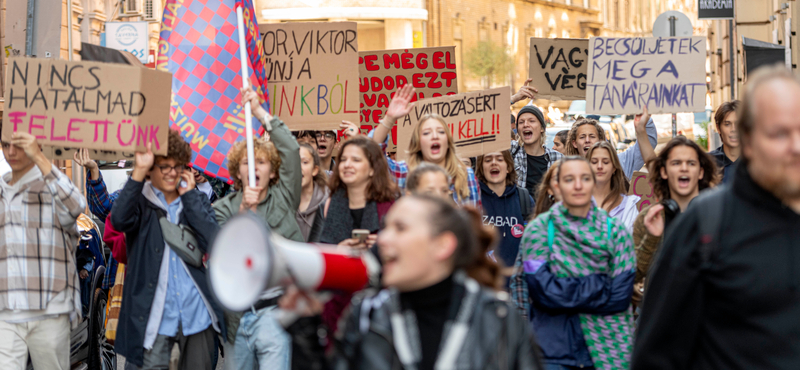 Folyamatos polgári engedetlenséggel demonstrál egy budapesti tanár