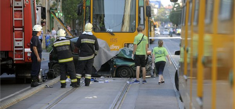 Maga alá gyűrte az autót a villamos Zuglóban – fotók