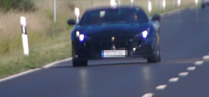 Rosszkor léptek oda a Ferrarinak, drága fotó készült Pápánál  
