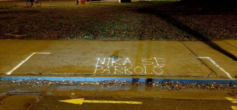 Nyomoz a rendőrség, mert valaki Delhusa Gjon szabálytalan parkolásán gúnyolódott