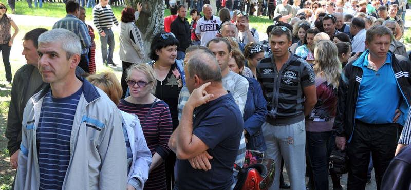 Voksoltak Kelet-Ukrajnában, minden szem Putyinra tapad