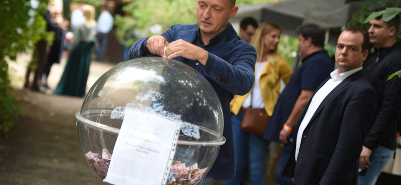 Szegény Orbán Viktor tizennégyszer kevesebbet keres, mint Rogán Antal