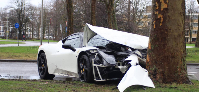 Túlvállalhatta magát a sofőr, fának csattant a Ferrari 458 Italia