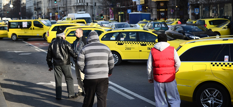 NFM: Még ma levonulnak a taxisok a Deák térről