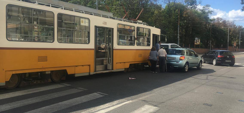 Ütközés miatt állt le a fonódó villamos - fotó