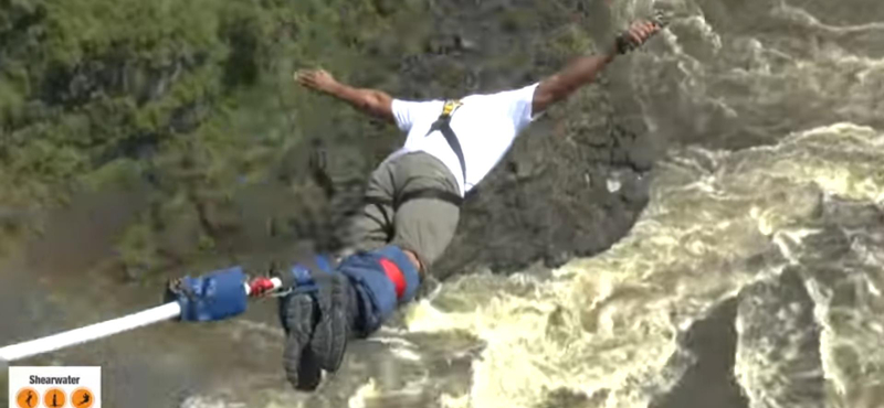 Bungee jumping-paradicsom nyílik a világ legmagasabb üveghídján