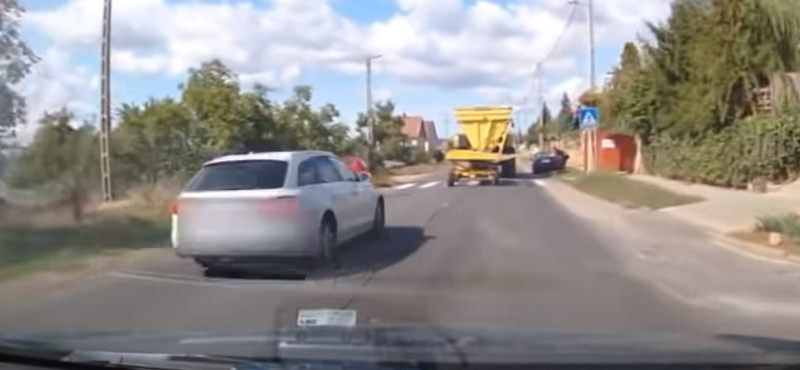 Pont a zebrán előzte a rendőröket egy autós – videó