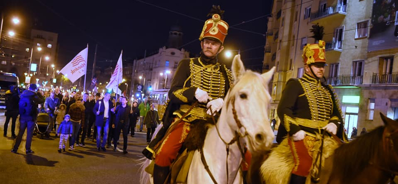 Összeszólalkoztak az ellentüntetőkkel a Horthy emlékére felvonulók Budán - videó