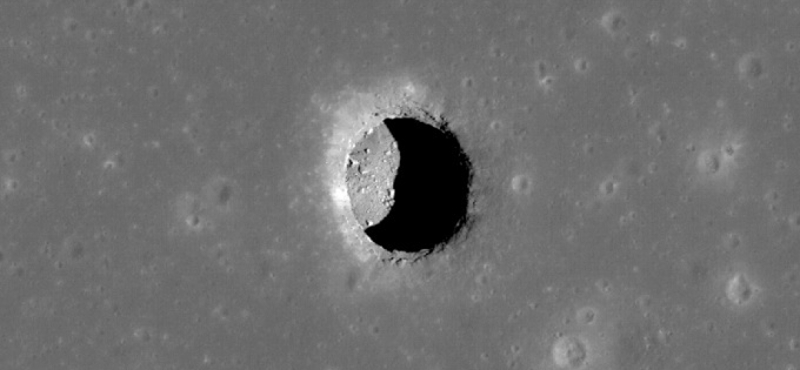 Találtak egy barlangot a Hold felszínén
