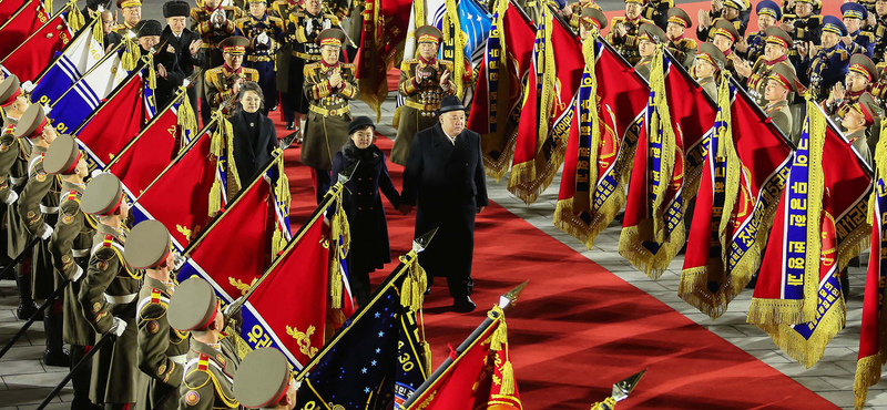 Nyilvánosan mutatkozott Kim Dzsong Un feleségével és lányával