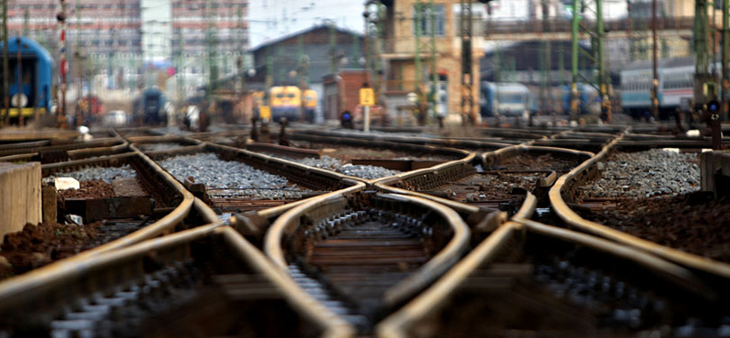 Sebességkorlátozás a hőség miatt a Budapest-Miskolc vasútvonalon