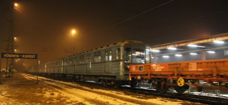 Nézze meg, hogyan szállítják el a felújításra váró metrókocsikat - videó