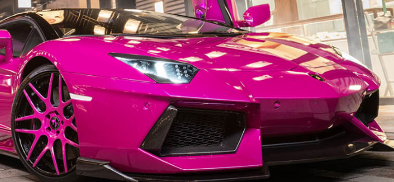 Szentségtörés vagy sem, de itt egy rikítóan pink Lamborghini