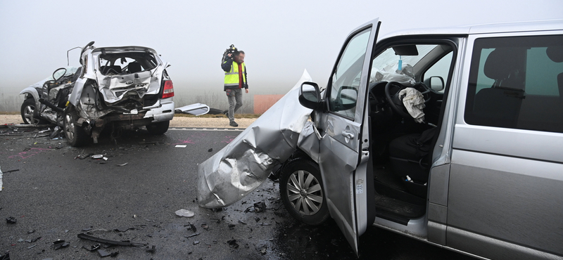 Összesen 14 autó ütközött az M4-esen, egy sofőr meghalt