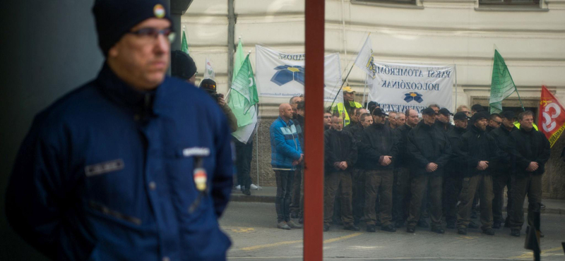 A fegyveres biztonsági őrség kiszervezése miatt demonstrált a paksi atomerőmű két szakszervezete