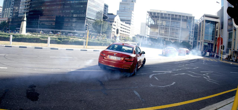 Megbénították Cape Town belvárosát a driftelő BMW-k