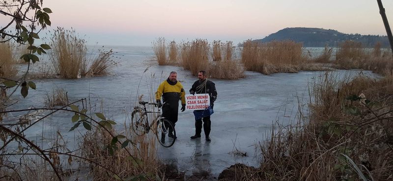 Beszakadt a Balaton jege egy biciklis alatt – fotó