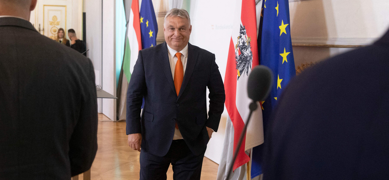 Kirúgták a bécsi magyar nagykövetség egyik vezető diplomatáját, miután a sajtó Orbánék rongyrázásáról írt