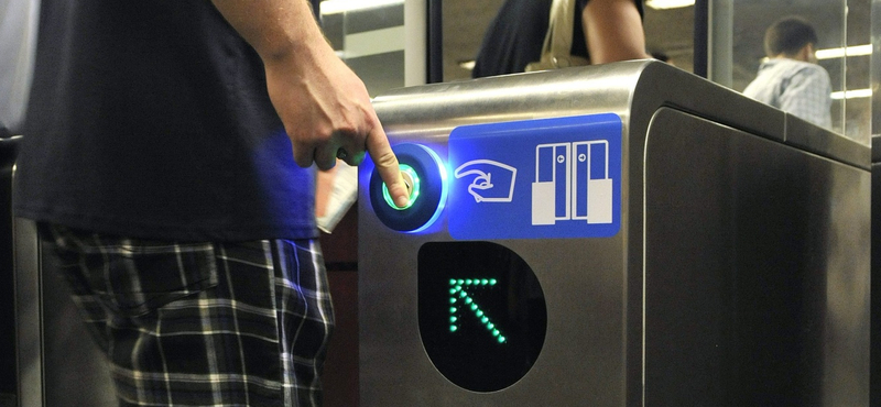 Világváros Budapest: A metró beléptetőkapuit az ellenőr nyitogatja majd az utasoknak