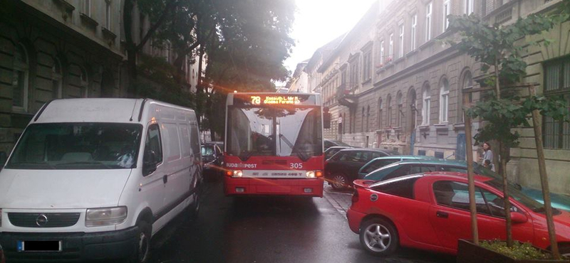 Fotó: Pofátlanul parkoló autó miatt kellett pótlóbuszokat indítani Budapesten