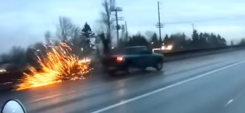 Balesetet okozott a pickup sofőrje, és még neki állt feljebb – videó