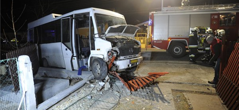 Kerítésnek rohant egy gyerekeket szállító busz Bicskén, meghalt a sofőr