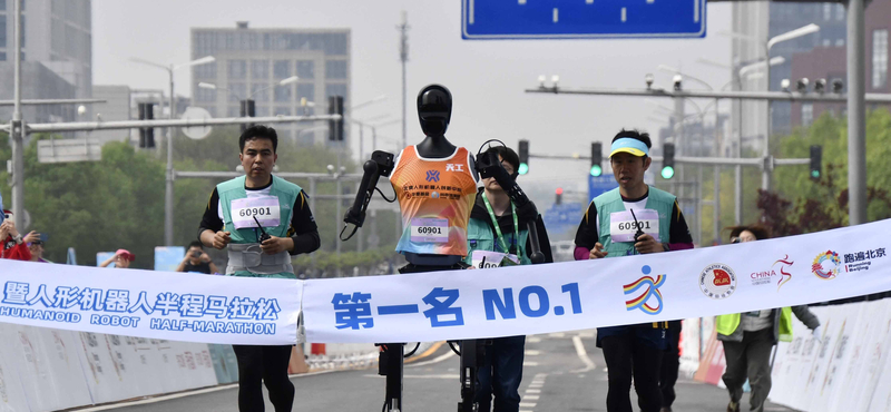 Humanoid robotok is versenyeztek a pekingi félmaratonon – videó