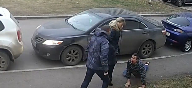 Kis híján halállal végződött egy parkolóhelyért vívott bunyó – videó