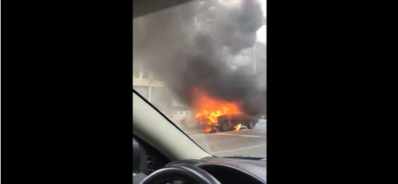 Lada lángolt a Váci út és a Dózsa György út sarkán a fővárosban - videó