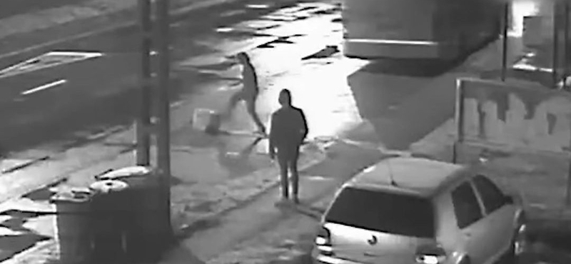 Hótömböt rakott egy férfi és egy gyerek az útra, egy kocsi pedig telibe találta